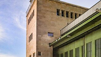Westlicher Kopfbau mit dem Tower