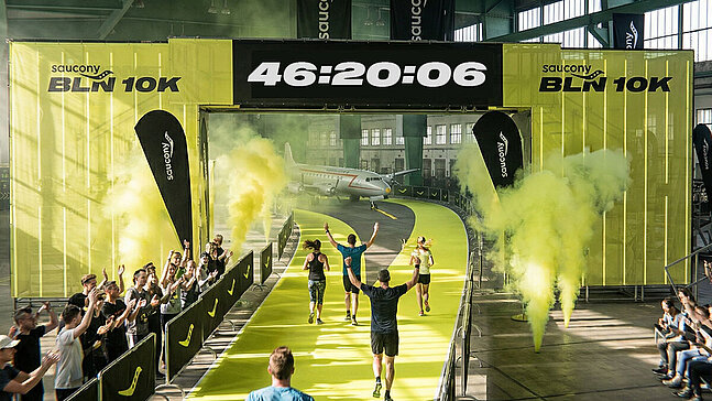 KI generiertes Bild von der Ziellinie eines Laufs am Flughafen Tempelhof. Oben steht die Zahl 46:20:06 