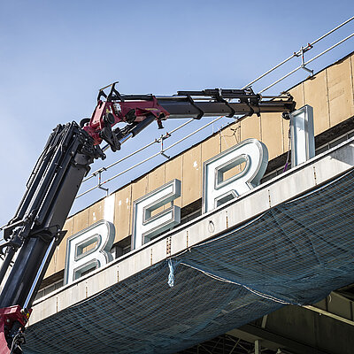 Glanzvolles Comeback: Der Schriftzug kehrt zurück