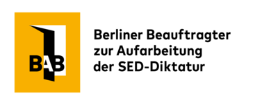 Logo von Berliner Beauftragter zur Aufarbeitung der SED Diktatur mit gelbem Hintergrund, abstrakter weiß‑schwarzer Form und schwarzer Aufschrift „BAB“, daneben der ausgeschriebene Name der Organisation.