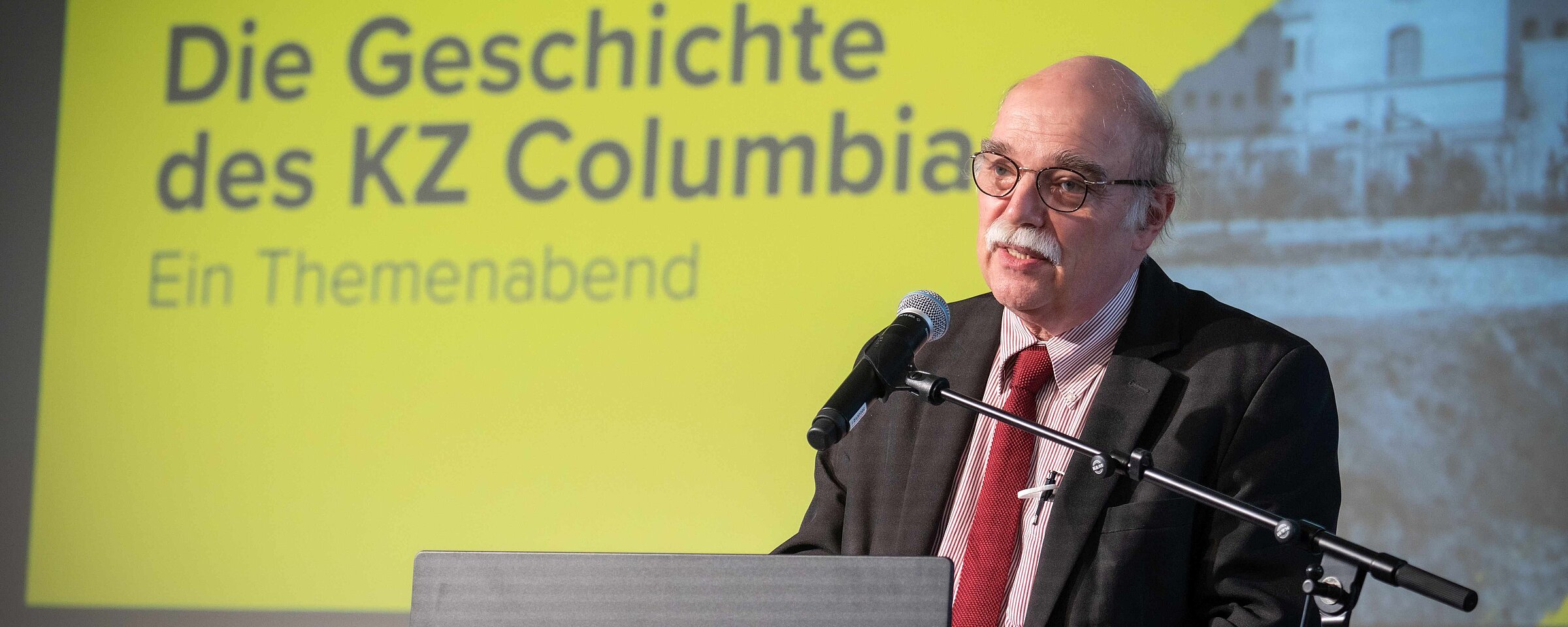 Redner auf einer Bühne Prof. Dr. Andreas Nachama 