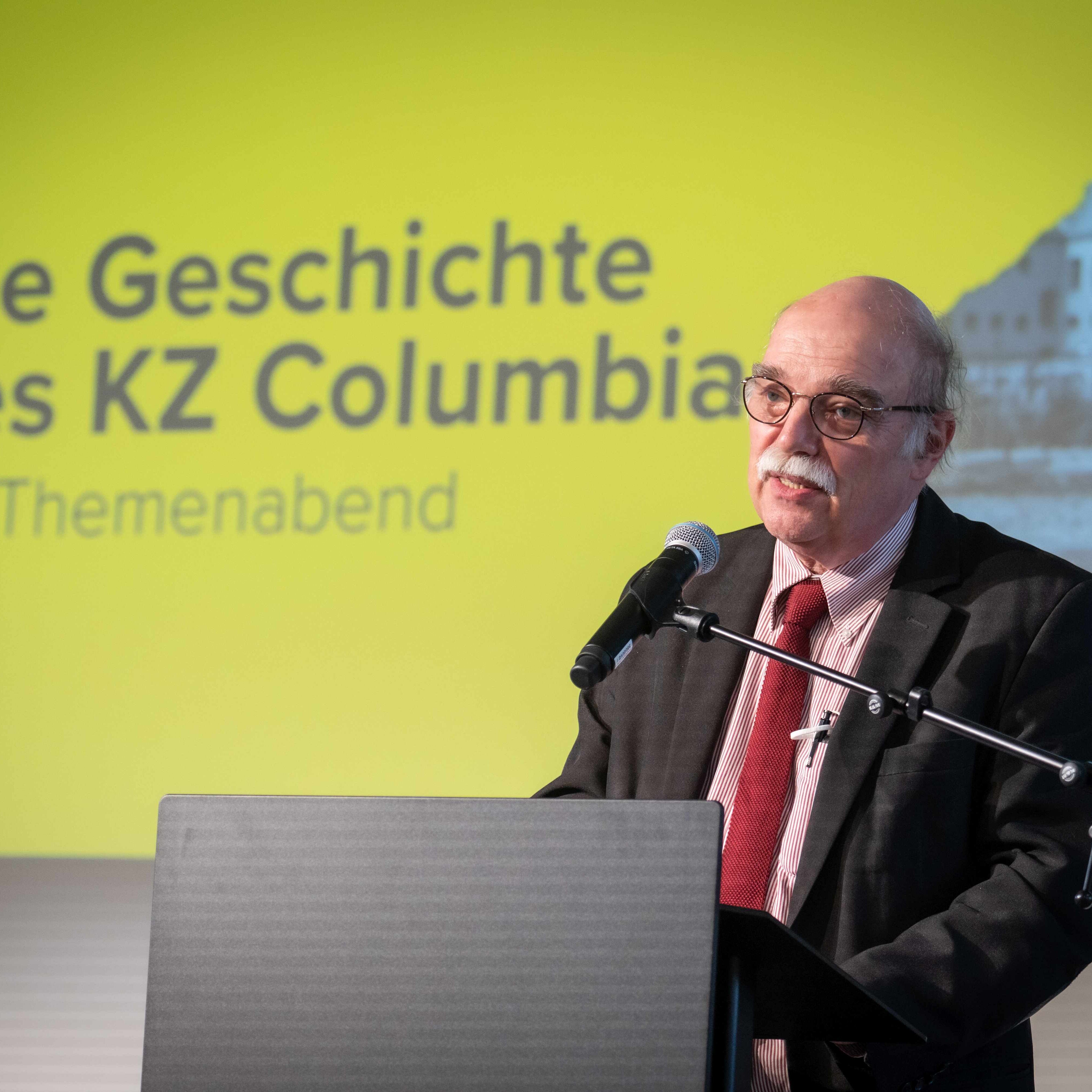 Redner auf einer Bühne Prof. Dr. Andreas Nachama 