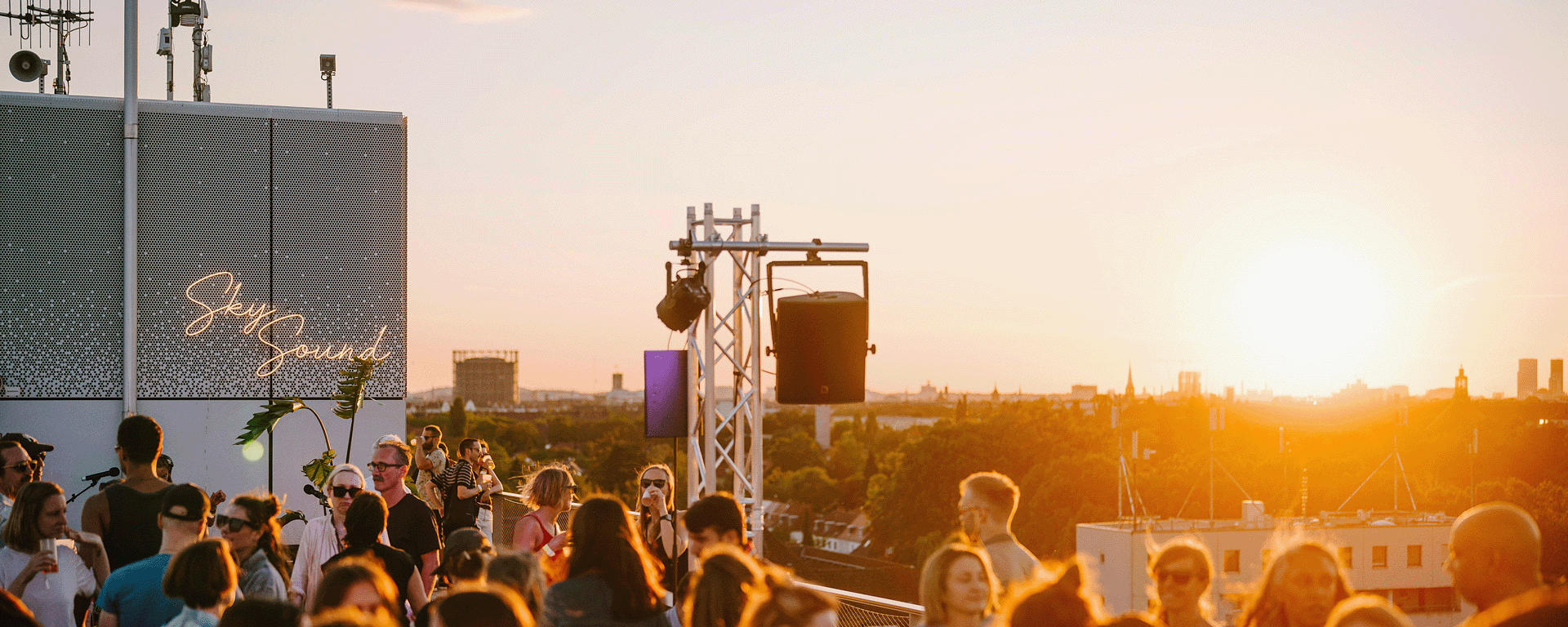Menschen auf der Dachterrasse des THF TOWER beim Sonnenuntergang