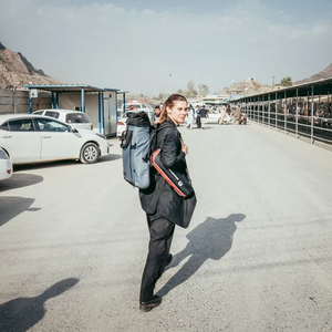 Foto von Vanessa Schlesier mit einem großen Rucksack auf einer Straße 
