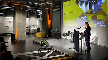 Blonde Frau am Rednerpult