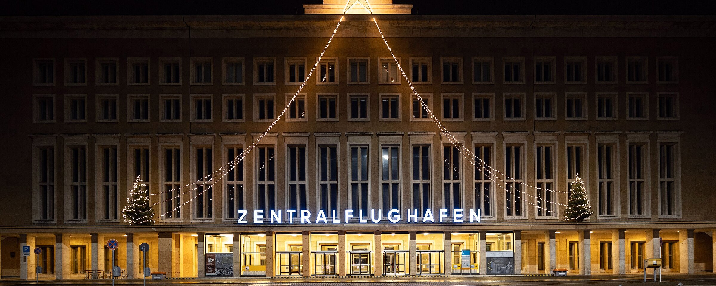 Weihnachtsschmuck am Haupteingang