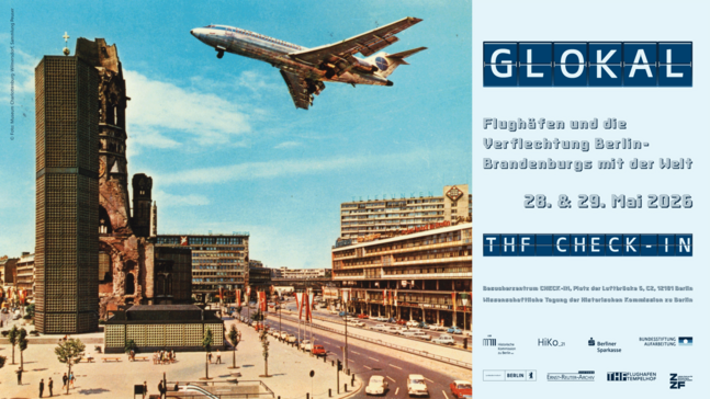Flyer der wissenschaftlichen Tagung der Hiko. Bei dem Bildmotiv handelt sich um eine zeitgenössische Fotomontage des Alfred-Ziethen-Verlags aus dem Jahr 1971. Die Postkarte zeigt eine Boeing 727 der US-amerikanischen Airline PanAm beim Überflug über die alte und neue Gedächtniskirche am Breitscheidplatz, die als Wahrzeichen von West-Berlin galt. Das Bild diente der Berlin-Werbung für die westliche Teilstadt, die aufgrund des Vier-Mächte-Status nur von Fluggesellschaften der alliierten Besatzungsmächte angeflogen werden durfte.