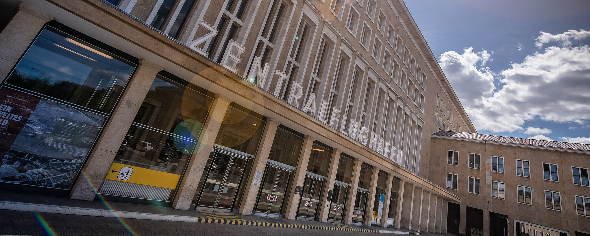 Zentralflughafen Haupteingang mit Sonne und blauem Himmel
