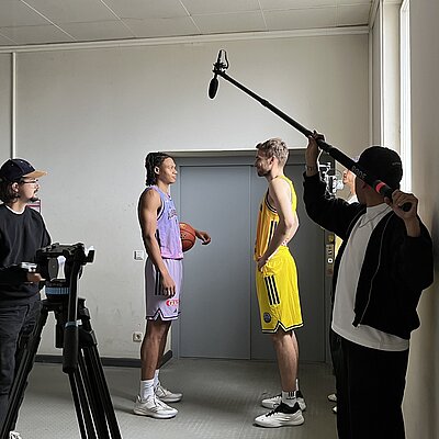 Von Körben und Klängen – Wenn ein Aufzug zur Bühne wird