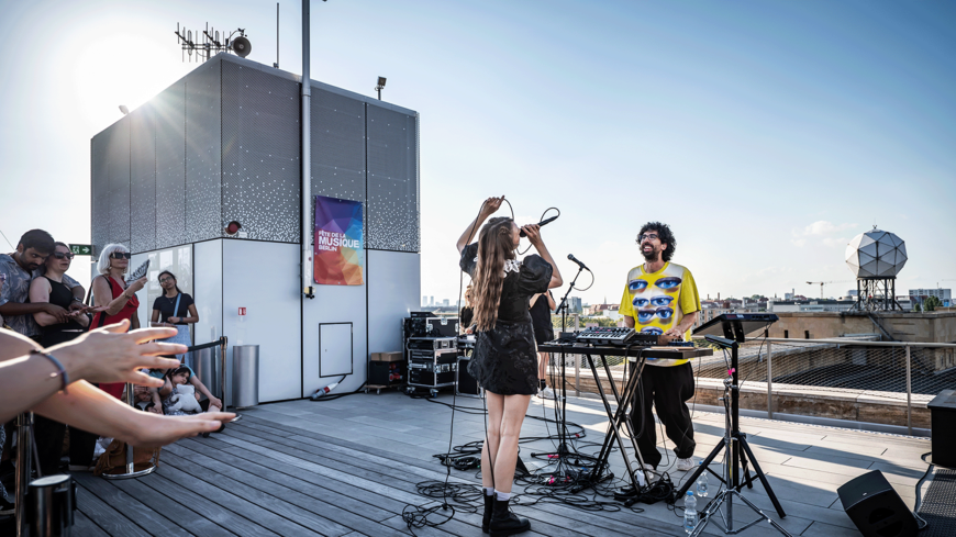 Musiker:innen stehen bei der Fête de la musique auf der Dachterrasse des THF TOWER