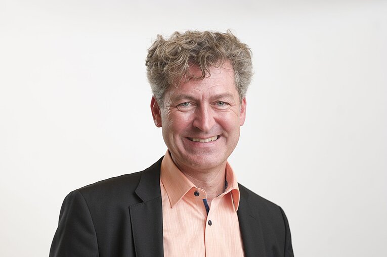Porträt von Dr. Ralf Beil