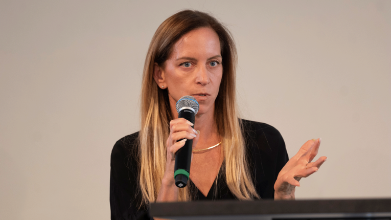 Porträt von Sharon Golan mit Mikrophon in der Hand bei der THFxDenkmalwerkstatt