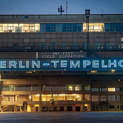 Der Schriftzug "Berlin-Tempelhof": Ein Wahrzeichen in neuem Glanz