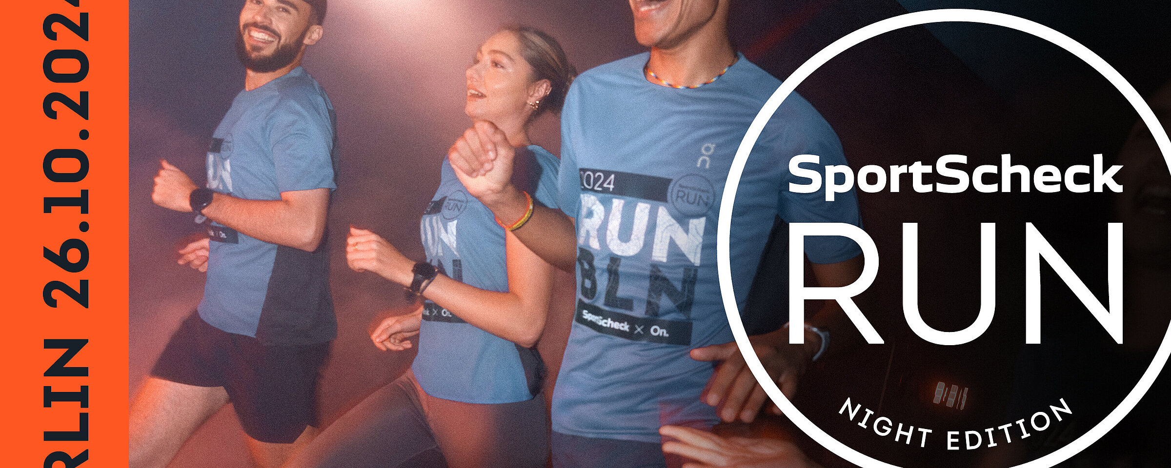 Auf dem Bild sind drei Läufer:innen zu sehen. Sie tragen Sportklamotten und lachen in die Kamera. Auf einem roten Banner rechts an der Bildseite steht: Berlin, 26.10.2024 und auf der linken Seite ist ein weißes Logo eingefügt mit den Worten: Sportscheck Run Night Edition.