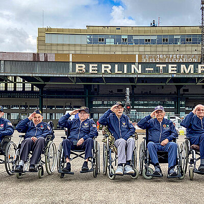 US-Veteranen besuchen Flughafen Tempelhof