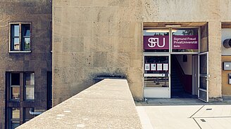 Eingang der Sigmund Freud PrivatUniversität FSU Berlin am Flughafen Tempelhof
