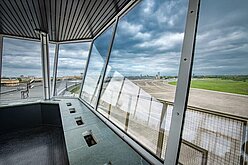 Blick durch die Fenster des THF TOWER über Vorfeld und Flughafengebäude