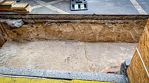 Blick in die Baugrube zur Freilegung der schadhaften Fuge.