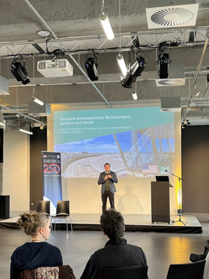 Fabian Schmitz-Grethlein im Besucher Zentrum beim Schulaustausch