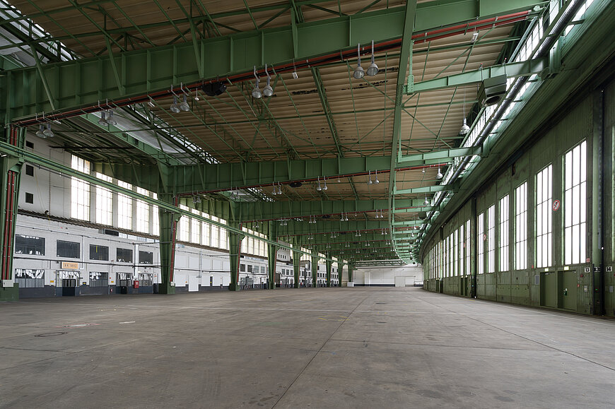 Große leere Hangarhalle am Flughafen Tempelhof