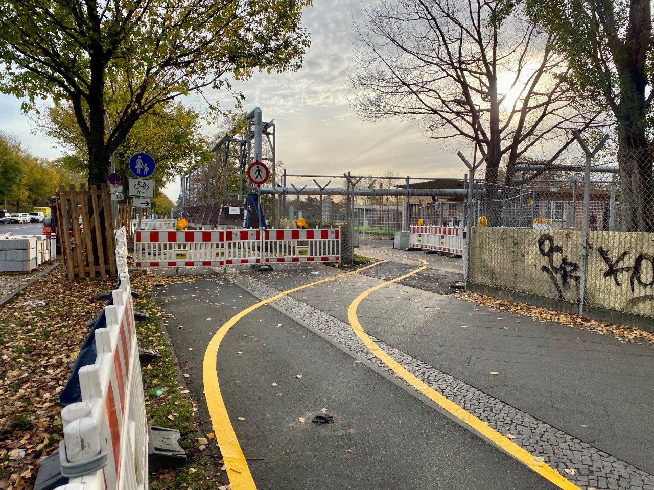 Bauzäune und Radwegumleitung führen Richtung Tempelhofer Feld