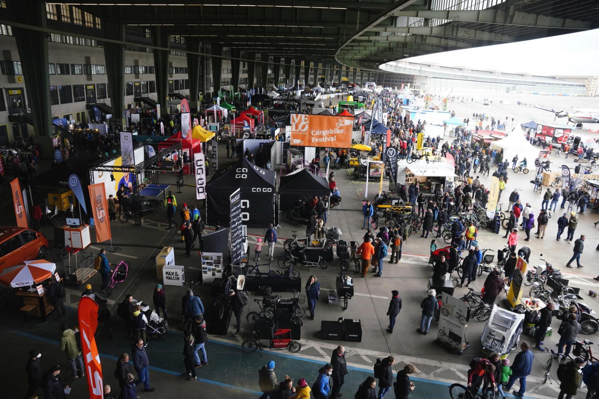 Menschenmenge auf dem überdachten Vorfeld