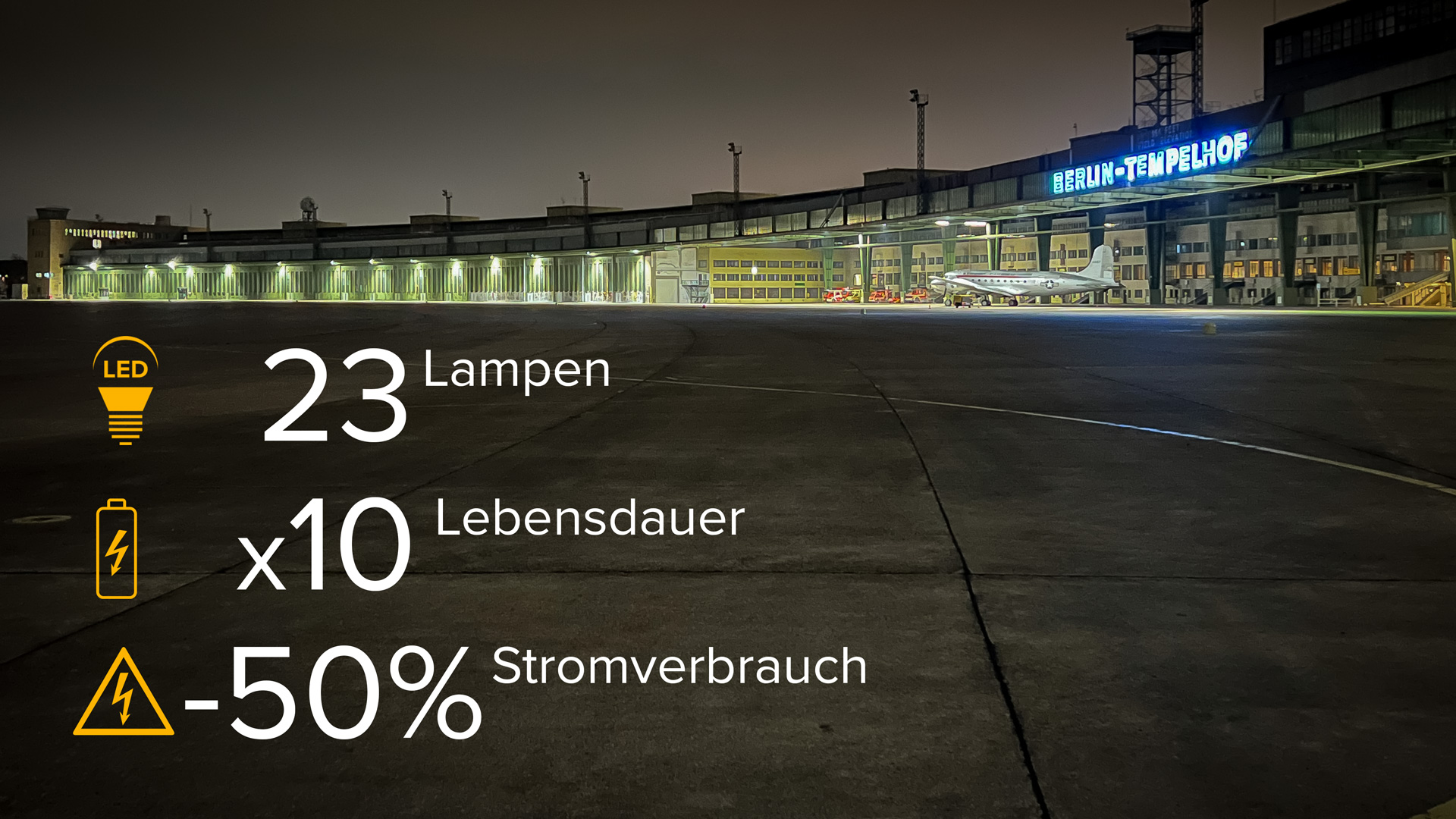 Beleuchtete Hangars von Außen