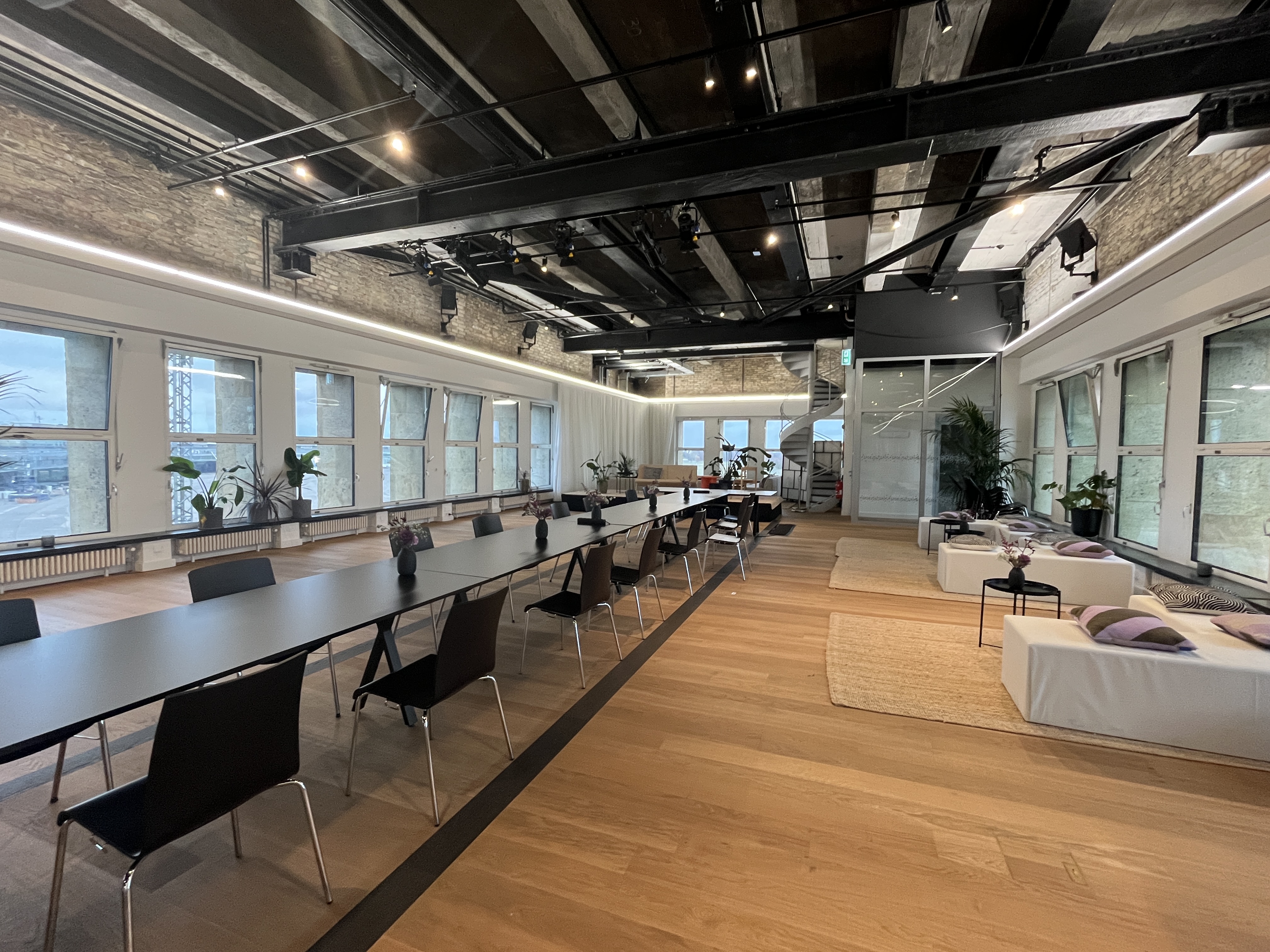 Langer schwarzer Tisch im TOWER am Flughafen Tempelhof. Hier tagt die Senatssitzung 