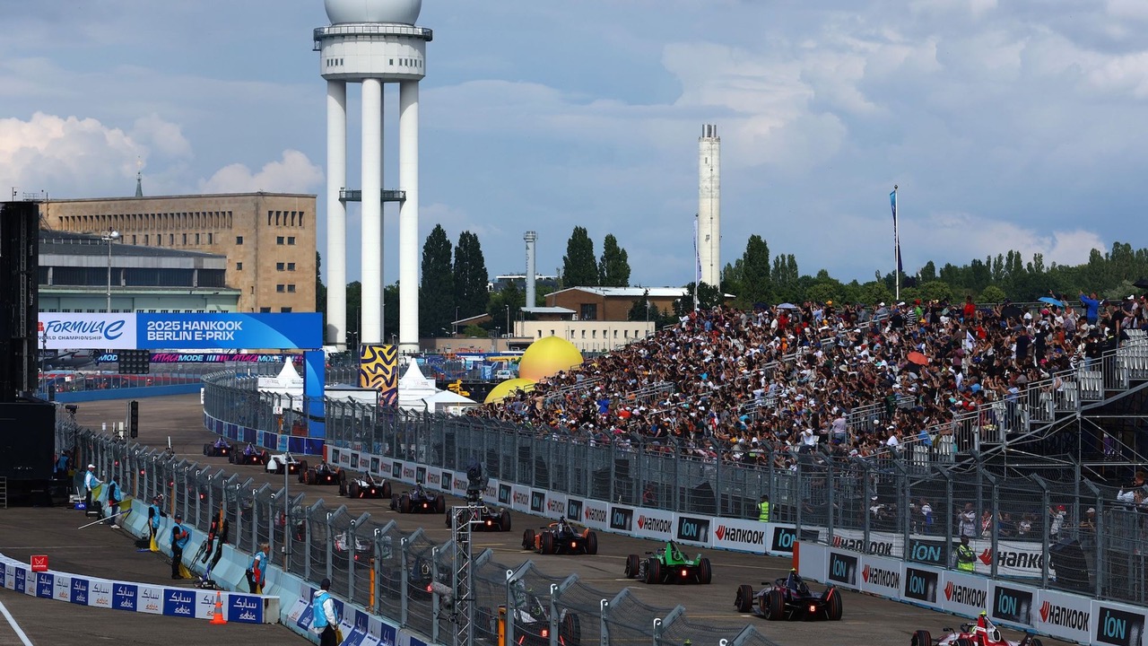 Volle Besucherränge bei der Formula E auf dem Flughafen Tempelhof mit Radarturm im Hintergrund