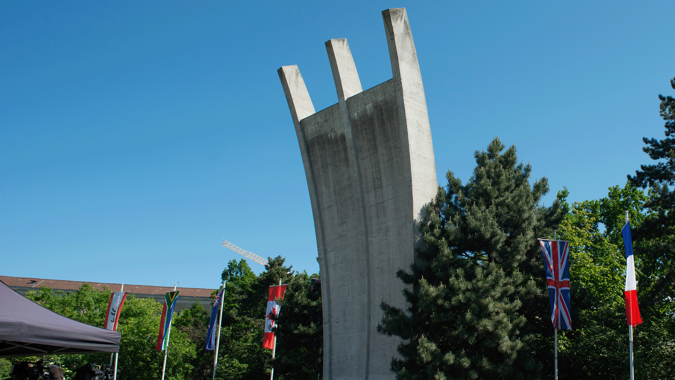 Luftbrückendenkmal am Platz der Luftbrücke mit blauem Himmel 