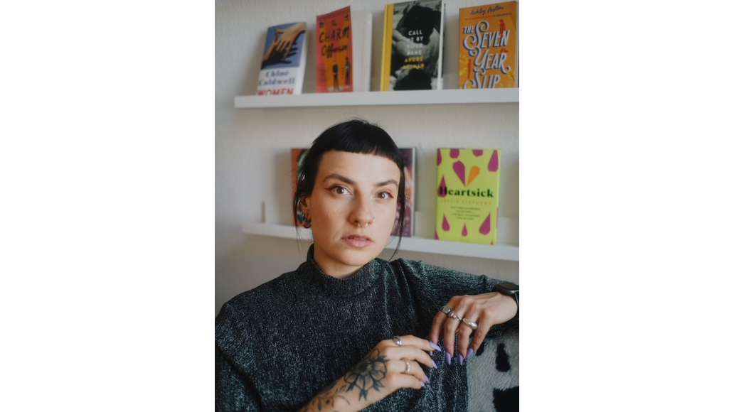 Porträt von Julia Bischoff aka Chuliakaya vor einem Bücherregal