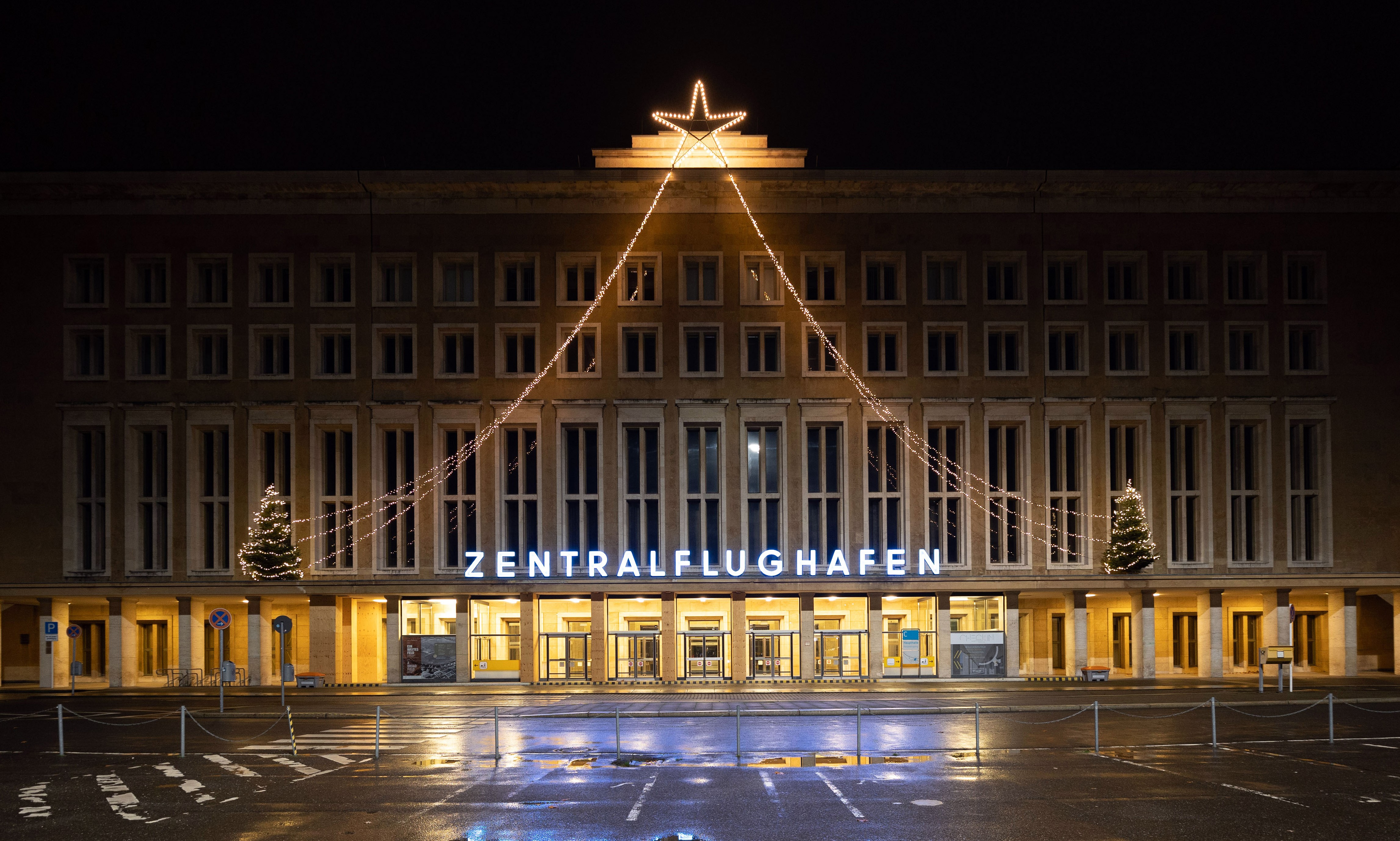 Weihnachtsschmuck am Haupteingang